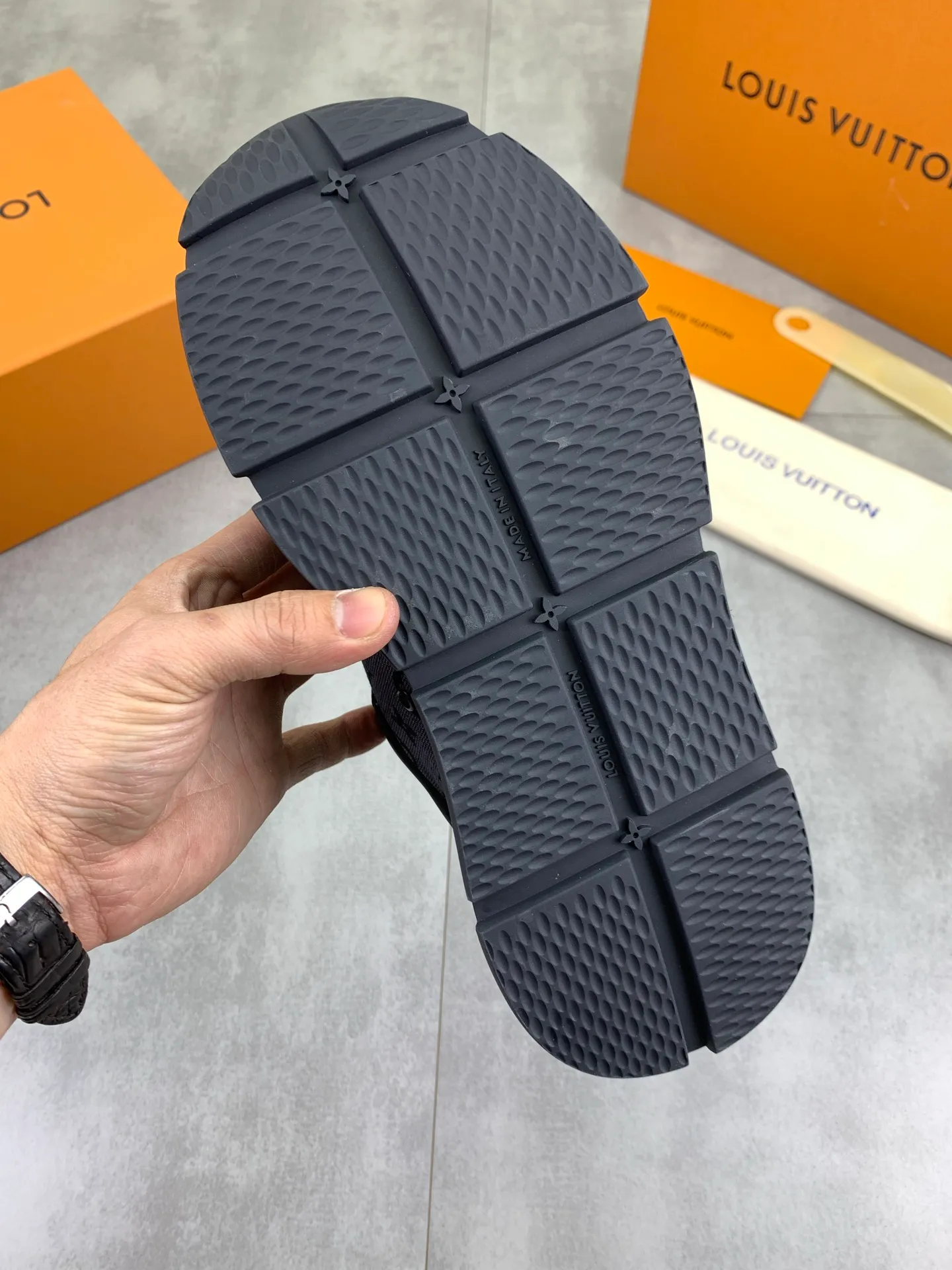 Factory price P700 💶 Top version [LOUIS VUITTON] Couple 🧑‍🤝‍🧑 Craftsman style Counter series (original order) New style 🍀LV Louis Vuitton - top version LV classic high-top trendy shoes! Made of imported original craft calfskin, original breathable lining, and original wear-resistant, lightweight, high-end TPU outsole! High quality products! 3️⃣ colors available, code numbers: female 35-39, male 39-44 (female 40, male 45 46 customized)